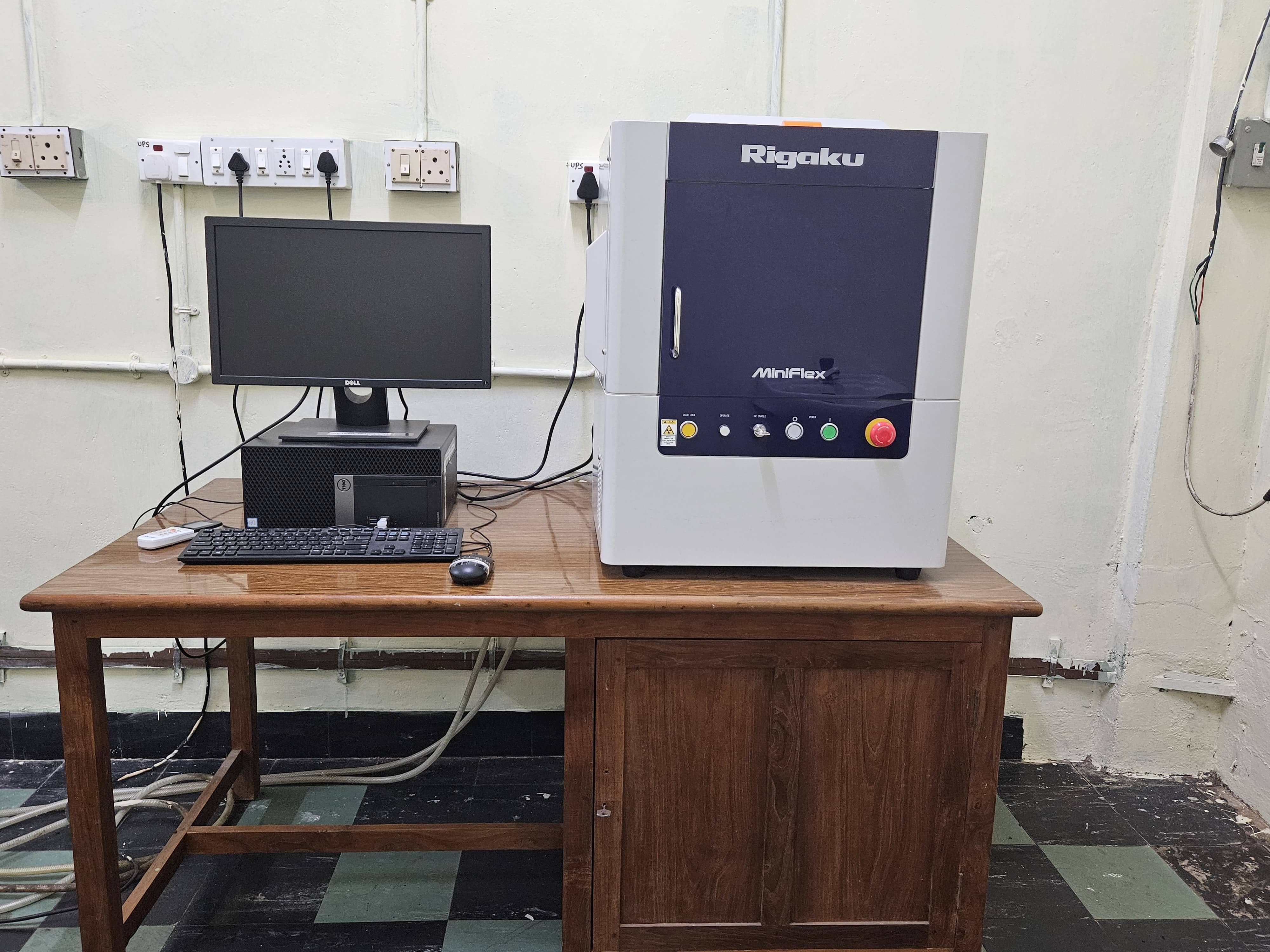 X-Ray Diffractometer (XRD)