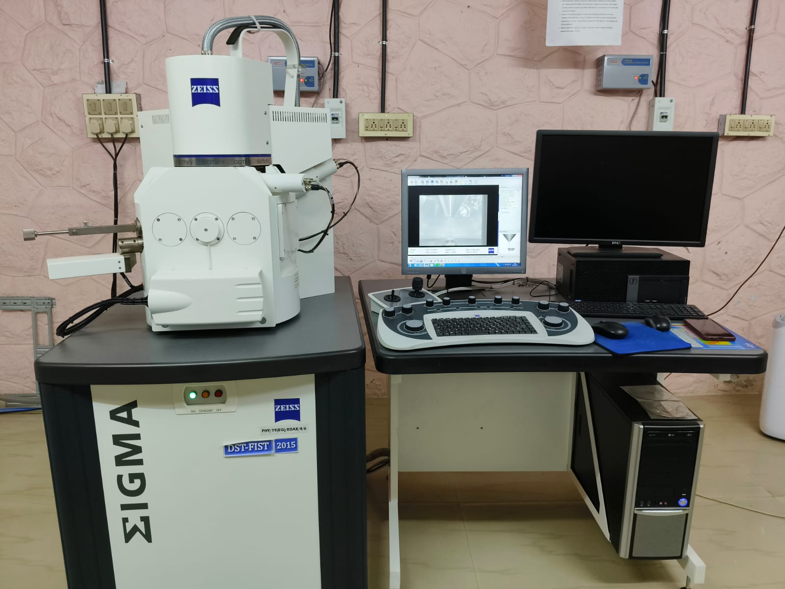 Field Emission Scanning Electron Microscope (FESEM)